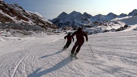 Giros-De-Esquí-Sincronizados-De-Dos-Atletas-De-Esquí-Masculinos-En-Una-Hermosa-Pista-De-Esquí-Panorámica-Con-Gran-Estilo-Y-Elegancia