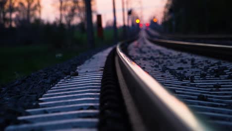 Verträumter-Tiefwinkelblick-Auf-Eisenbahnschienen,-Die-Bei-Sonnenuntergang-In-Der-Ferne-Verschwinden
