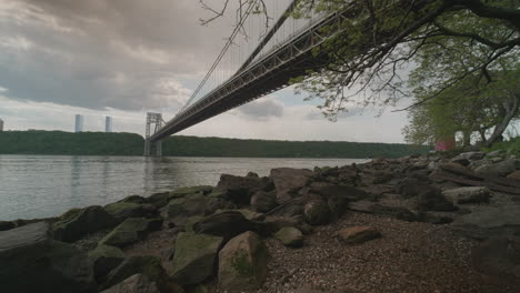 Schwenk-über-Die-George-Washington-Bridge,-Die-Upper-Manhattan-Mit-Den-Palisaden-Und-New-Jersey-Verbindet