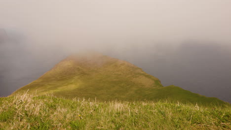 Wolken-Schweben-über-Dem-Grasbewachsenen-Gipfel-Der-Hornstrandir-halbinsel-In-Island