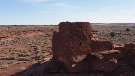 Pedestal-Con-Ruinas-Antiguas-Del-Pueblo-De-Wukoki-En-El-Desierto