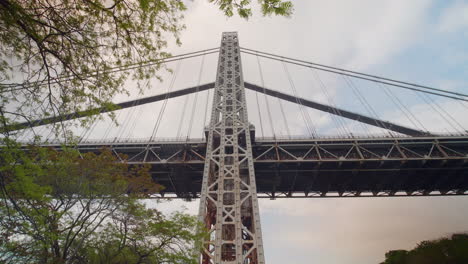 Tilt-Shot-Von-Oben-Nach-Unten-Von-Einem-Turm-Auf-Der-George-Washington-Bridge,-Von-Der-Seite-Von-New-York-City
