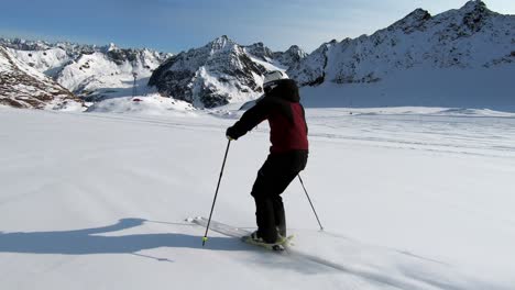 Esquí-Panorámico-Con-Buena-Técnica-Y-Estilo-De-Esquí-En-Un-Hermoso-Paisaje-Montañoso-En-Una-Estación-De-Esquí-Glacer