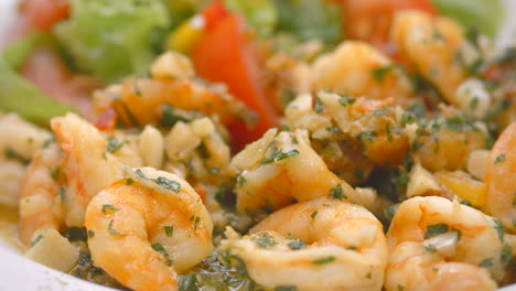 Garlic-shrimp-with-fresh-salad,-close-up,-Mediterranean