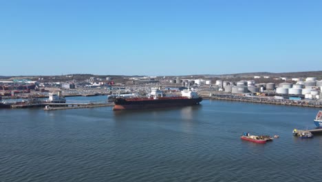 Frachtschiff-Dock-Am-Hafen-Mit-Industriellen-Containertanks-Im-Hintergrund-In-Göteborg,-Schweden