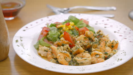 Garlic-shrimp-with-fresh-salad,-Mediterranean