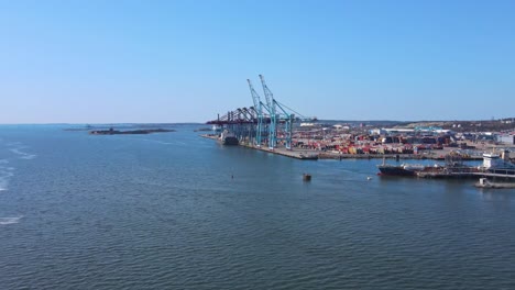 Panamax-kran-Am-Containerterminal-Mit-Blick-Auf-Den-Fluss-Gota-Alv-In-Göteborg,-Schweden