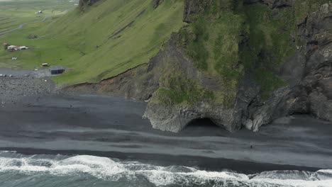 Mythische-Küste-Von-Island-Mit-Der-Berühmten-Halsanefshellir-höhle-Und-Schwarzem-Sand