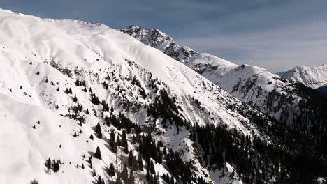 Vista-Panorámica-De-Invierno-En-Los-Alpes-Tiroleses-Con-Mucha-Nieve-Fresca