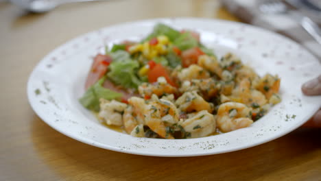 Garlic-shrimp-with-fresh-salad,-Mediterranean