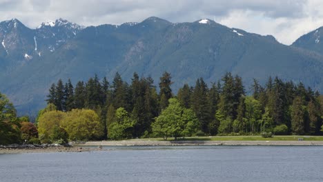 Parque-Stanley-Con-Montañas-Detrás---Vancouver