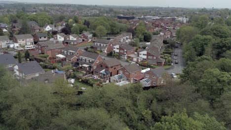 Ruhige-Britische-Häuser-Und-Gärten-Wohnvorstadteigentum-Luftaufnahme-über-Bäumen