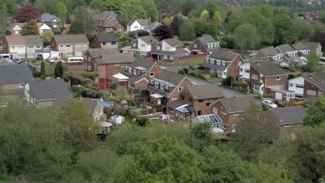 Ruhige-Britische-Häuser-Und-Gärten-Wohnvorstadteigentum-Luftaufnahme-Nach-Vorne-Steigend