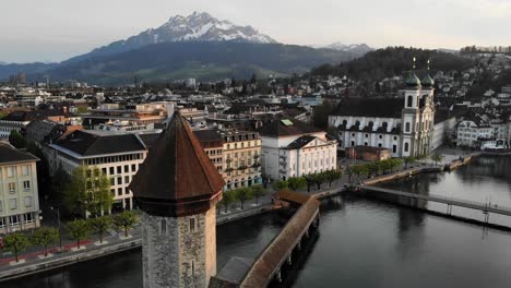 Aerial-view-of-Kappelbrücke-bridge-in-Lucerne,-Switzerland-with-a-pan-down-motion-from-directly-above