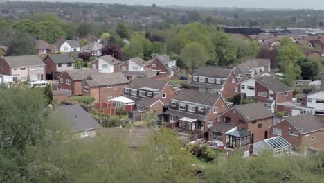 Ruhige-Britische-Häuser-Und-Gärten-Wohnvorstadtgrundstück-Luftaufnahme-Orbit-Links-Zoom-In