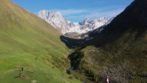 Filmdrohne-Schoss-Georgische-Dolomiten-Im-Kaukasus-Und-Einen-Kleinen-Gebirgsbach