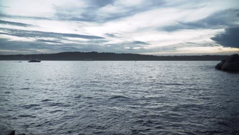 Motorboot-Segelt-In-Der-Abenddämmerung-Im-Wasser-Von-Watsons-Bay-In-New-South-Wales,-Australien