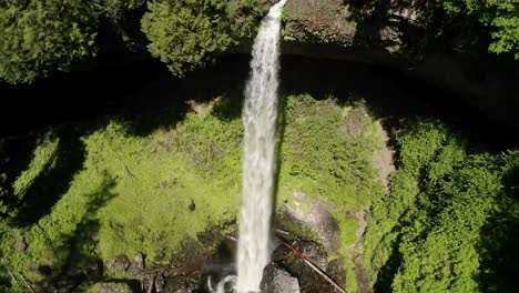 Cascada-Salpicando-En-Una-Piscina-Rocosa-En-Las-Cataratas-Del-Norte-En-El-Parque-Estatal-Silver-Falls-En-Oregon