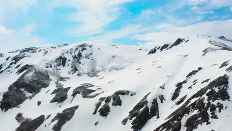 Impresionante-Toma-Cinematográfica-De-Drones-De-Los-Dolomitas-Georgianos-Cubiertos-De-Nieve-En-Las-Montañas-Del-Cáucaso