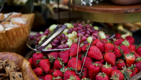 Köstliche-Obstschale-Mit-Erdbeeren-Und-Trauben---Nahaufnahme