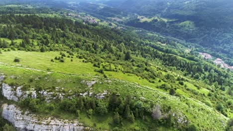 Drohnen-Tracking-Eines-Aktiven-Enduro-Athleten,-Der-Im-Sommer-Die-Grünen-Berge-In-Frankreich-Hinunterfährt