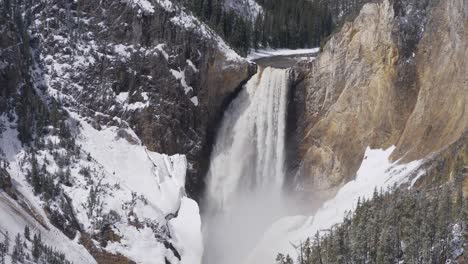 Blick-Auf-Die-Lower-Falls-Von-Yellowstone-In-Zeitlupe