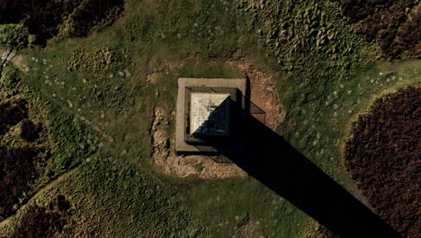 Captain-Cooks-Monument---Drone-Straight-Overhead,-Pure-Vertical-Ascent---Summer,-Clip-5