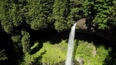 Stürzende-Wasserfälle-Aus-Einem-Steilen-Tal-Im-Silver-Falls-State-Park-In-Der-Nähe-Von-Silverton-Im-Bundesstaat-Oregon