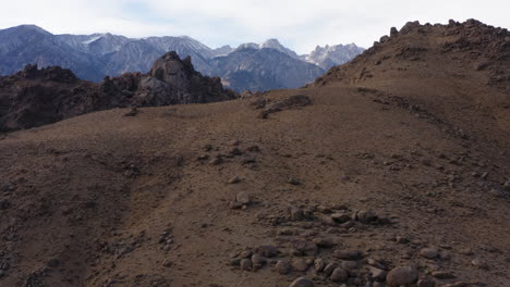 Luftaufnahme-über-Trockenen-Hügeln-Mit-Epischen-Bergblicken-Auf-Die-östliche-Sierra-In-Der-Ferne