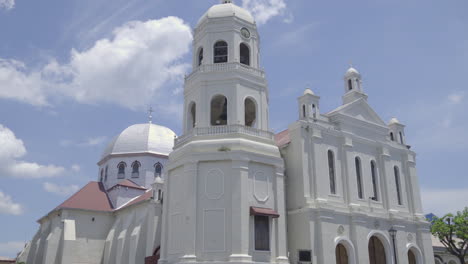Una-Iglesia-Basílica-Orgullosa-De-Pie-En-El-Valle-De-Batangas,-Filipinas,-En-La-Vista-De-Un-Dron