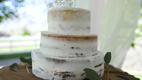Wedding-cake,-outdoor-reception-layered-cake,-luxury-wedding-food,-closeup