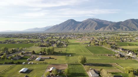 Vista-Aérea-De-Las-Ciudades-De-Mapleton-Y-Spanish-Fork-En-Utah-Con-La-Cordillera-Wasatch-En-Segundo-Plano