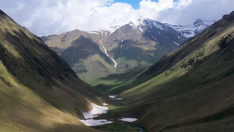 Hiperlapso-Moviéndose-A-Través-Del-Valle-De-Las-Montañas-Del-Cáucaso-En-Georgia