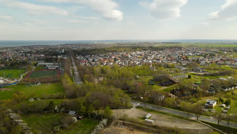Panorama-Aéreo-Del-Paisaje-Urbano-De-Władysławowo---Una-Ciudad-En-La-Costa-Sur-Del-Mar-Báltico-Y-La-Península-De-Hel-Desde-El-Punto-Superior-En-Un-Día-Soleado-Y-Nublado