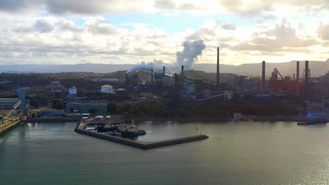Emissionen-Aus-Dem-Stahlwerk-In-Wollongong,-NSW,-Australien---Luftaufnahme