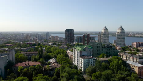 Eine-Drohnenansicht-Der-Hauptstadt-Kiew-Erweitert-Sich-Deutlich-über-Den-Fluss,-Ukraine