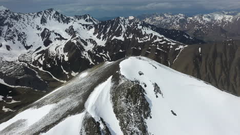 Rotierende-Drohnenaufnahme-Der-Schneebedeckten-Georgischen-Dolomiten-Im-Kaukasus-In-Georgien