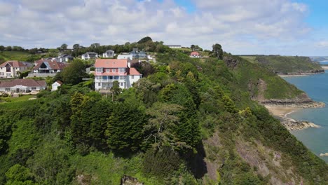 Tenby-cliff-top-houses-Pembrokeshire,-Wales,-Aerial-4K-footage