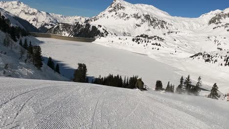 Esquí-Alpino-Con-Un-Profesional-De-Esquí-Masculinoesquí-De-Alta-Velocidad-En-Una-Pista-De-Esquí