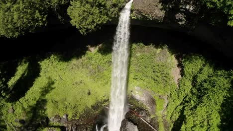 Impresionantes-Cataratas-Que-Fluyen-En-Rocky-Creek-En-Verano-En-El-Parque-Estatal-Silver-Falls,-Oregón
