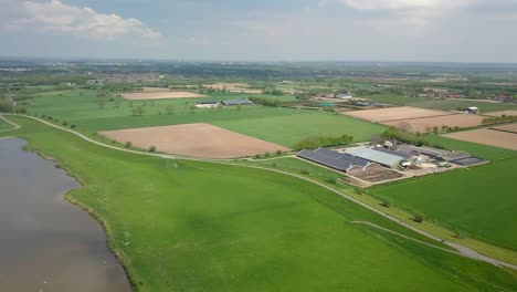 Vista-Aérea-De-Drones-Del-Hermoso-Paisaje-Rural-Cerca-Del-Gran-Río-En-Los-Países-Bajos