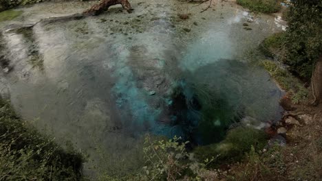 Deep-Blue-Water-Spring---Das-Erstaunliche-Natürliche-Wasser
