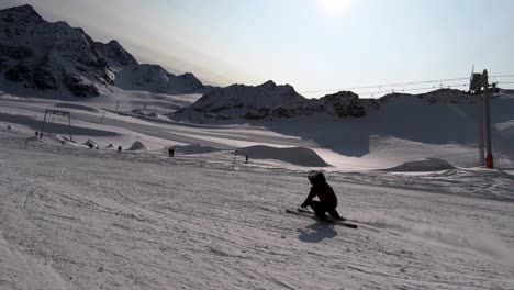 Glacier-skiing-on-a-easy-ski-slope-with-a-beautiful-view-on-the-wild-mountain-range-in-the-alps