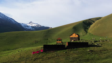 Rotierende-Drohnenaufnahme-Des-Fünf-Jahreszeiten-Resorts-Im-Kaukasus,-Die-Schneebedeckte-Berge-Enthüllt