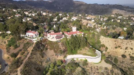 Aerial-descending-over-million-dollar-houses-in-Hollywood-Hills,-Los-Angeles