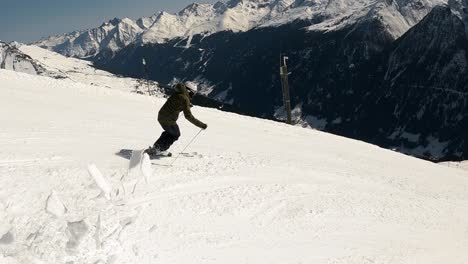 Alpine-skiing-in-beautiful-mountain-landscape-in-tyrol