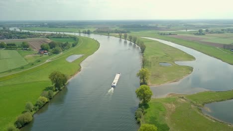 Luftdrohnenansicht,-Die-über-Das-Containerschiff-Am-Fluss-In-Den-Niederlanden,-Europa-Fliegt