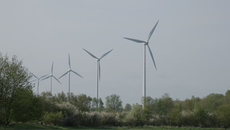 Turbinas-De-Molinos-De-Viento-En-El-Paisaje-Natural-Que-Producen-Energía-Limpia,-Bandeja-Izquierda