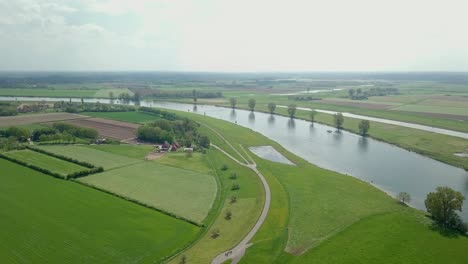 Luftdrohnenansicht-Der-Schönen-Landschaft-Nahe-Dem-Fluss-In-Den-Niederlanden
