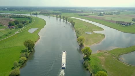 Luftdrohnenansicht-Der-Epischen-Szene,-Die-über-Das-Containerschiff-Am-Fluss-In-Den-Niederlanden,-Europa-Fliegt